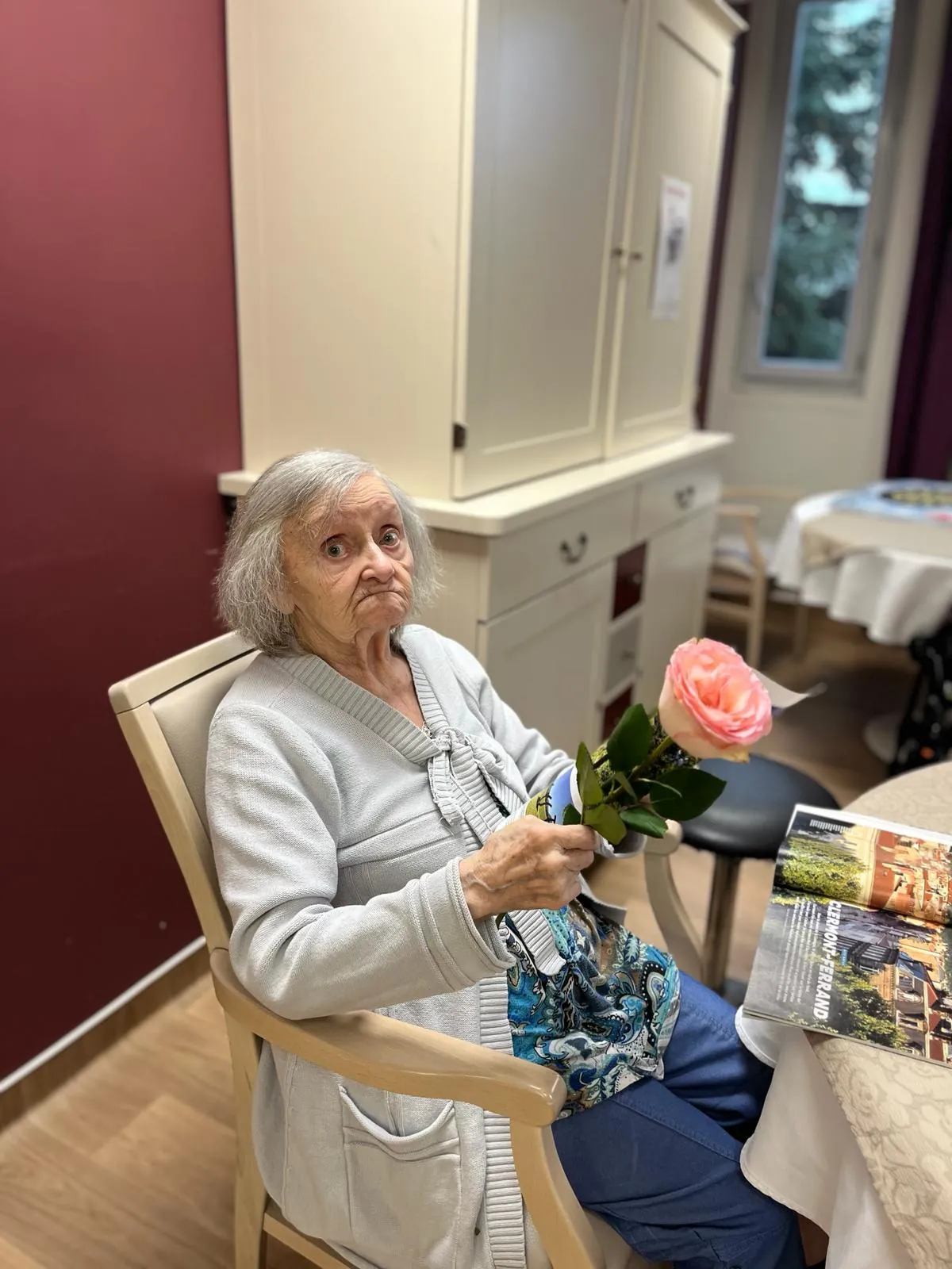  Un bouquet de tendresse : Des roses offertes à nos chers résidents pour la Saint-Valentin