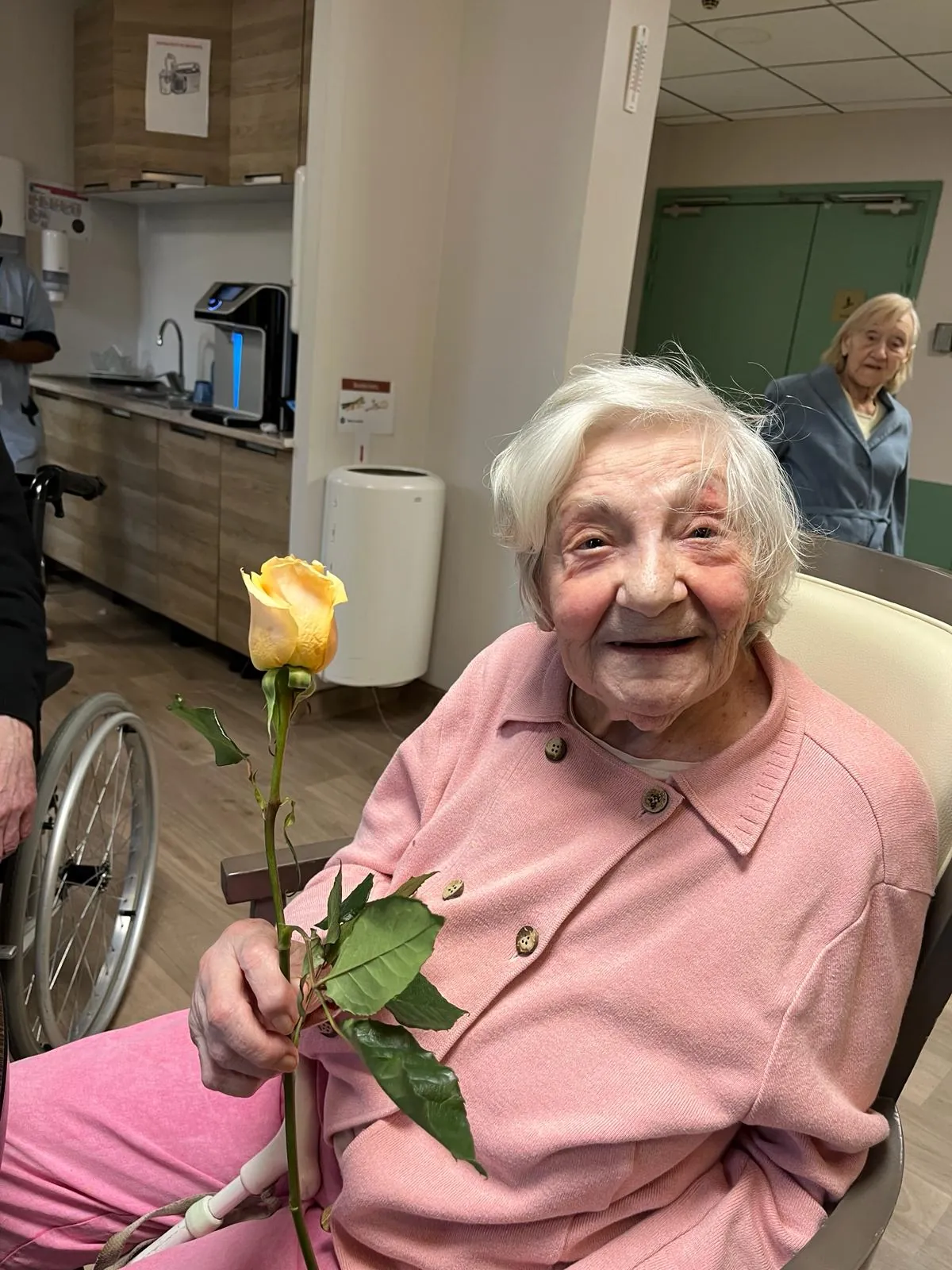  Un bouquet de tendresse : Des roses offertes à nos chers résidents pour la Saint-Valentin