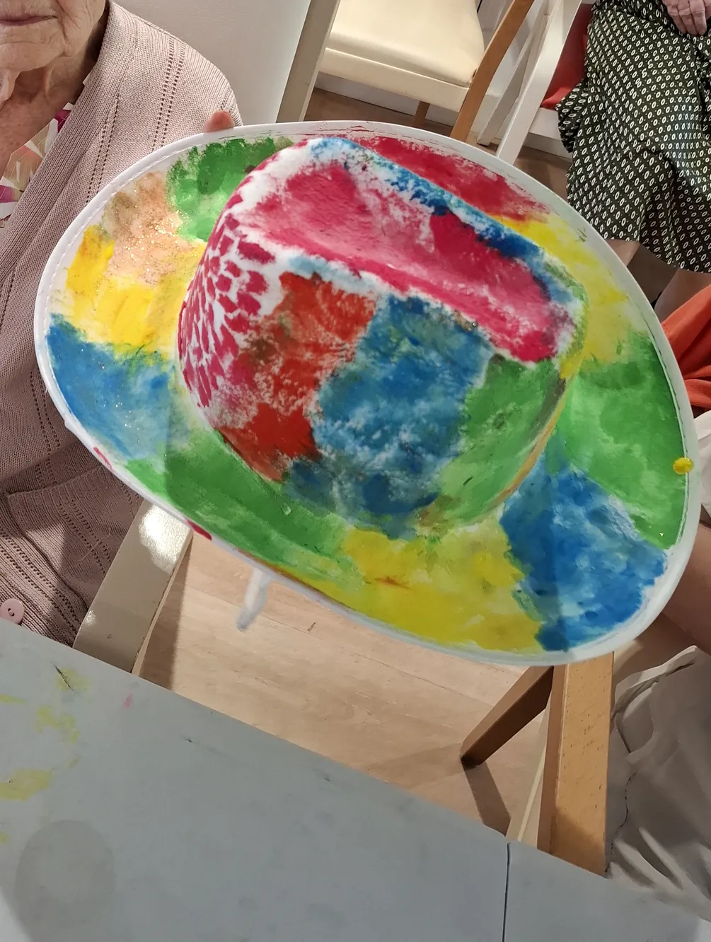 Atelier créatif : des chapeaux hauts en couleur pour l’été !