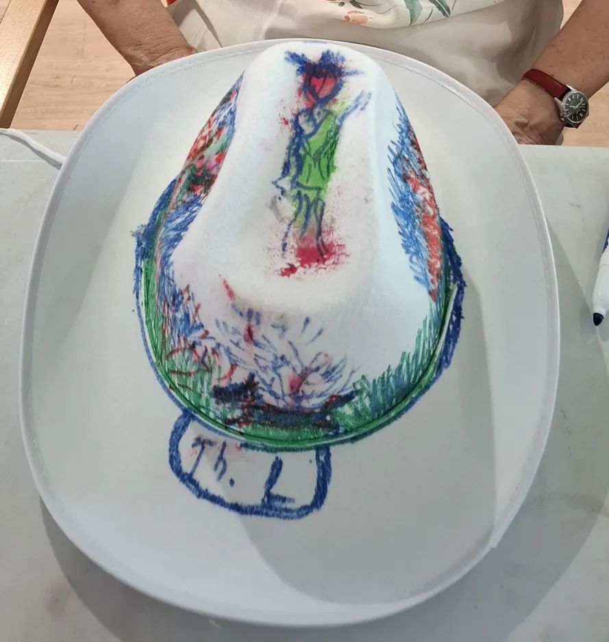 Atelier créatif : des chapeaux hauts en couleur pour l’été !
