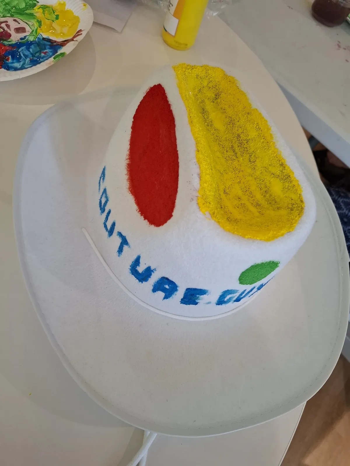 Atelier créatif : des chapeaux hauts en couleur pour l’été !