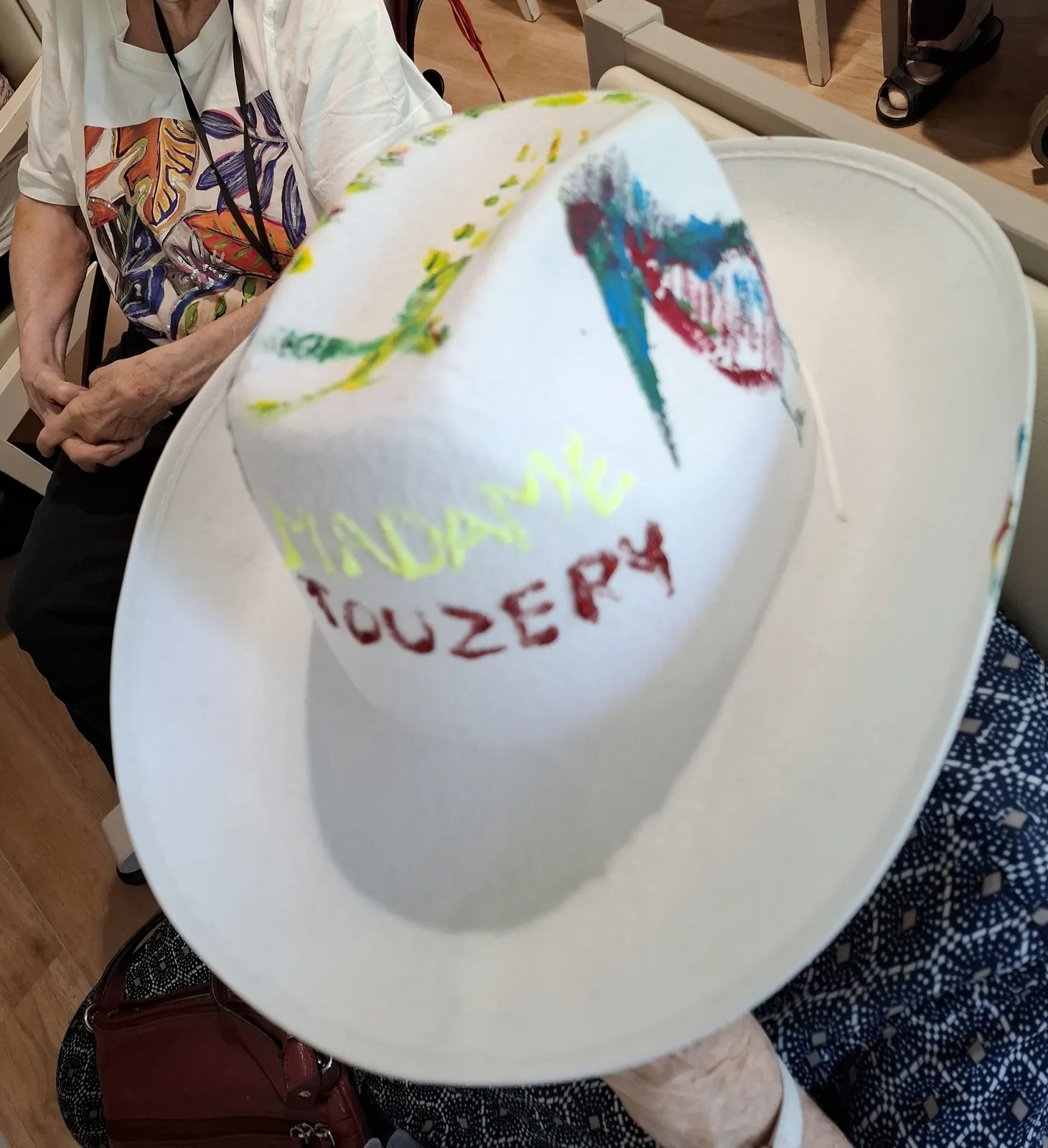 Atelier créatif : des chapeaux hauts en couleur pour l’été !