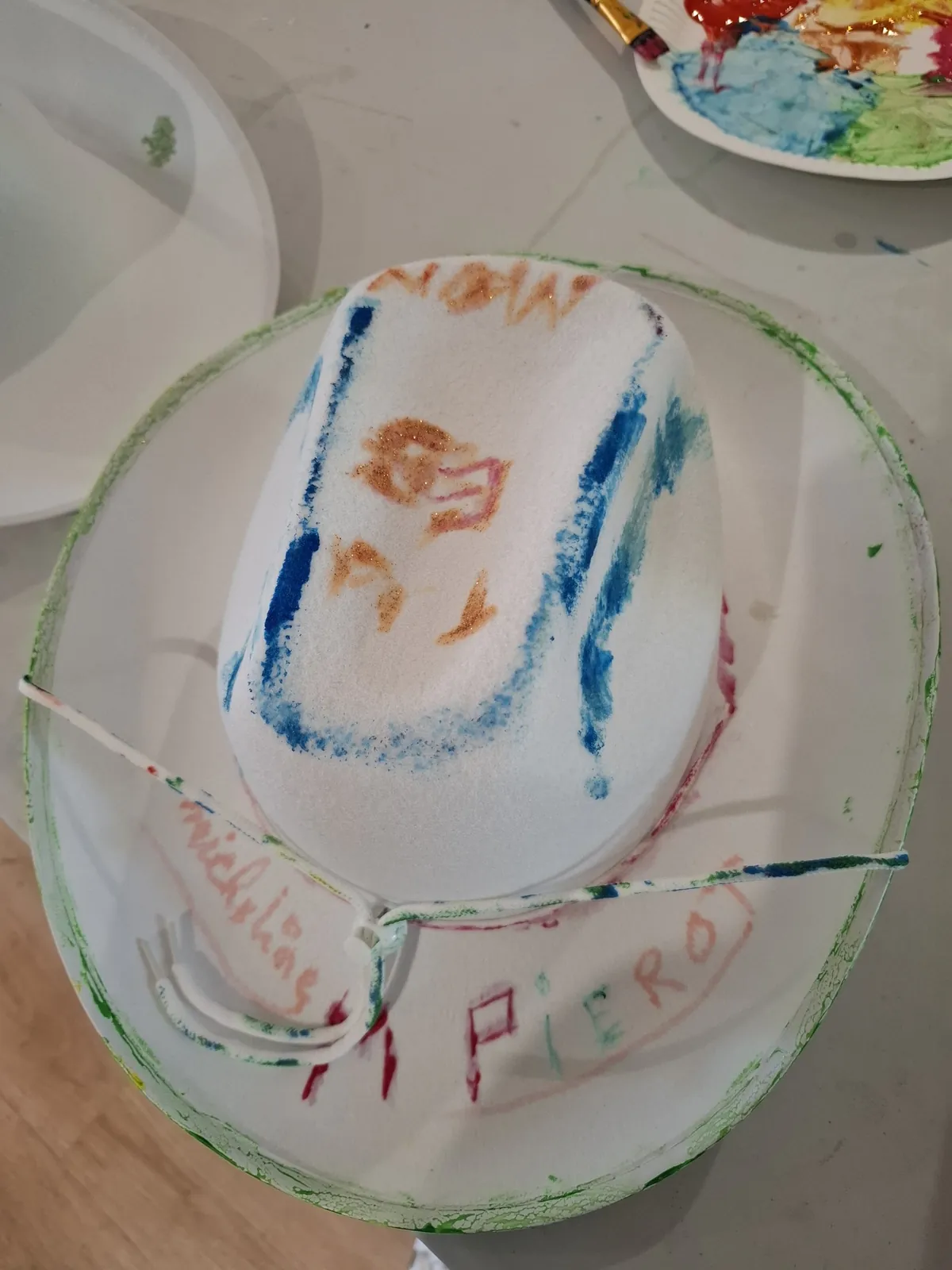 Atelier créatif : des chapeaux hauts en couleur pour l’été !