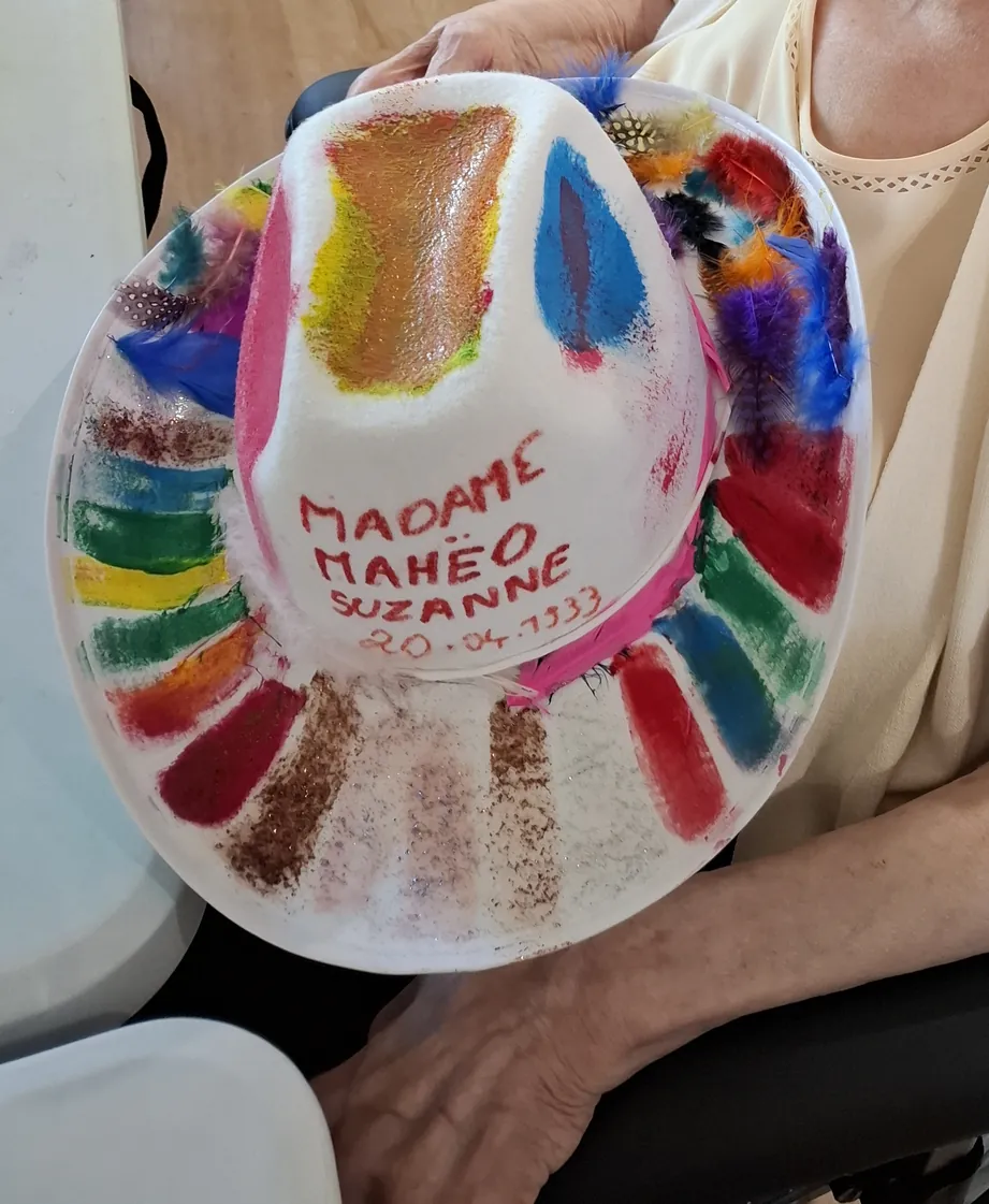 Atelier créatif : des chapeaux hauts en couleur pour l’été !