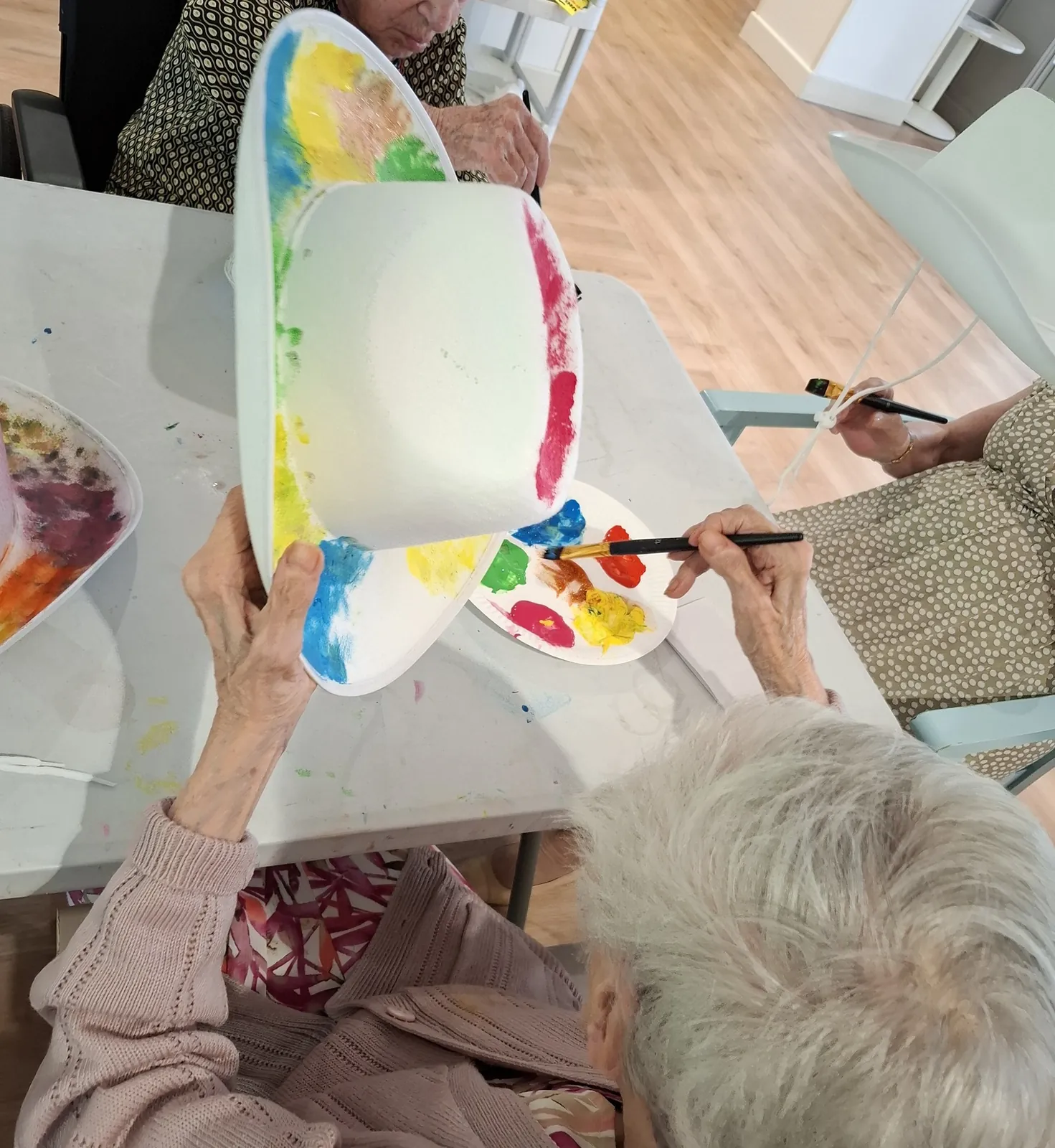 Atelier créatif : des chapeaux hauts en couleur pour l’été !