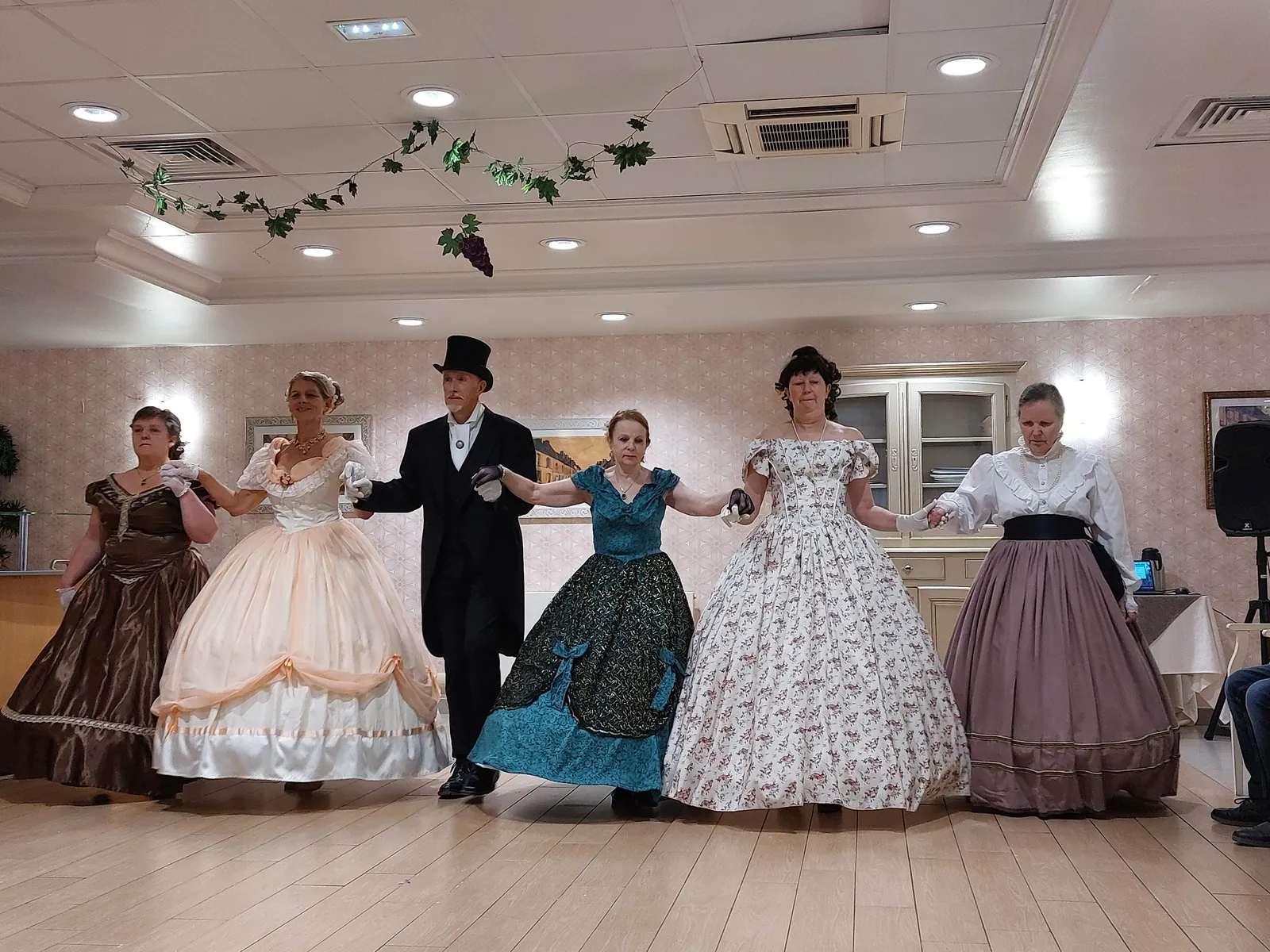 Le Beaujolais nouveau est arrivé - Danses historiques