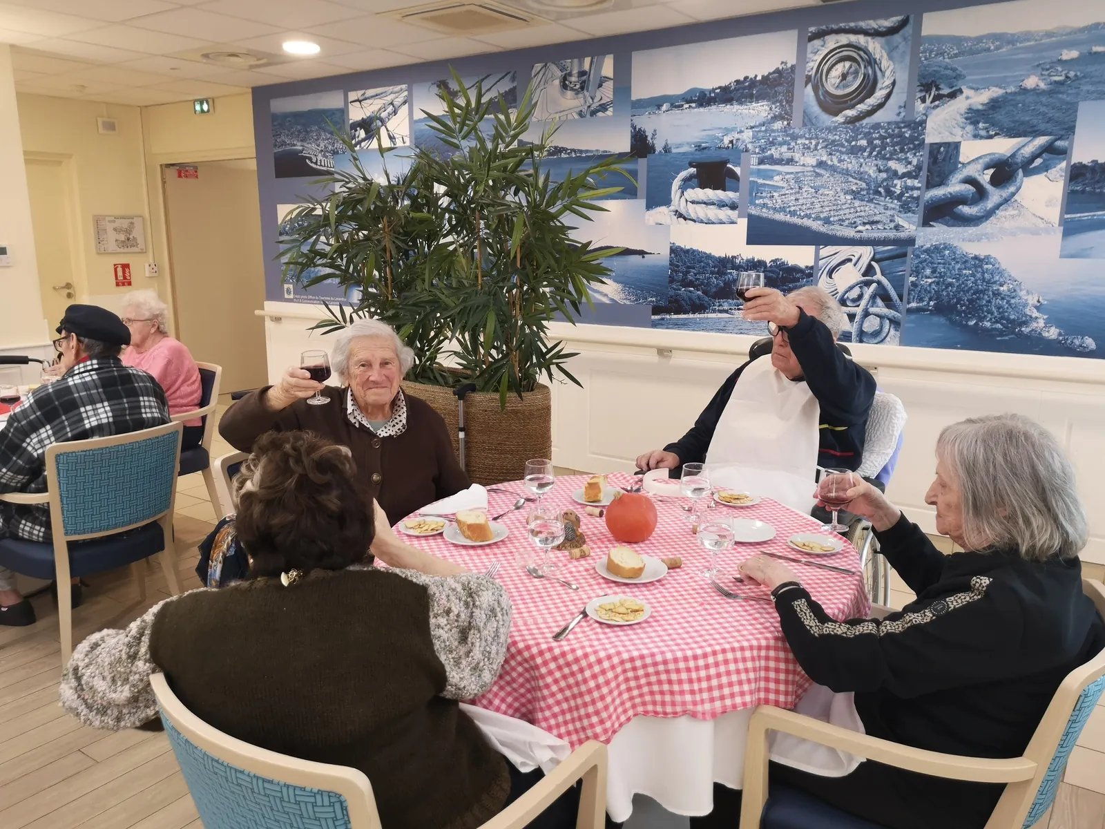 DEJEUNER   AUTOUR DU BEAUJOLAIS NOUVEAU