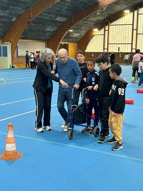 Bouger ensemble...avec les enfants du club d'athlétisme de la ville !