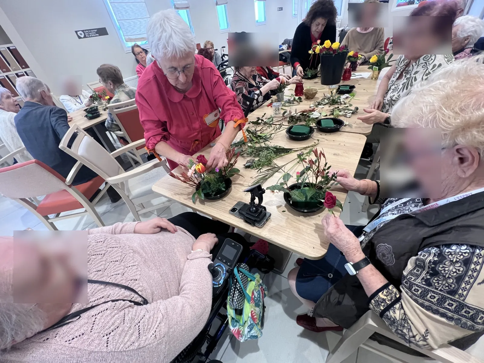 art floral avec Les Blouses Roses + Association VIVRE ENSEMBLE 