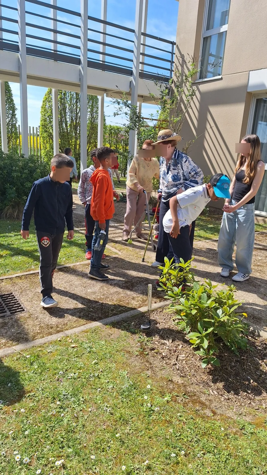 Chasse aux oeufs avec les élèves de l'école primaire