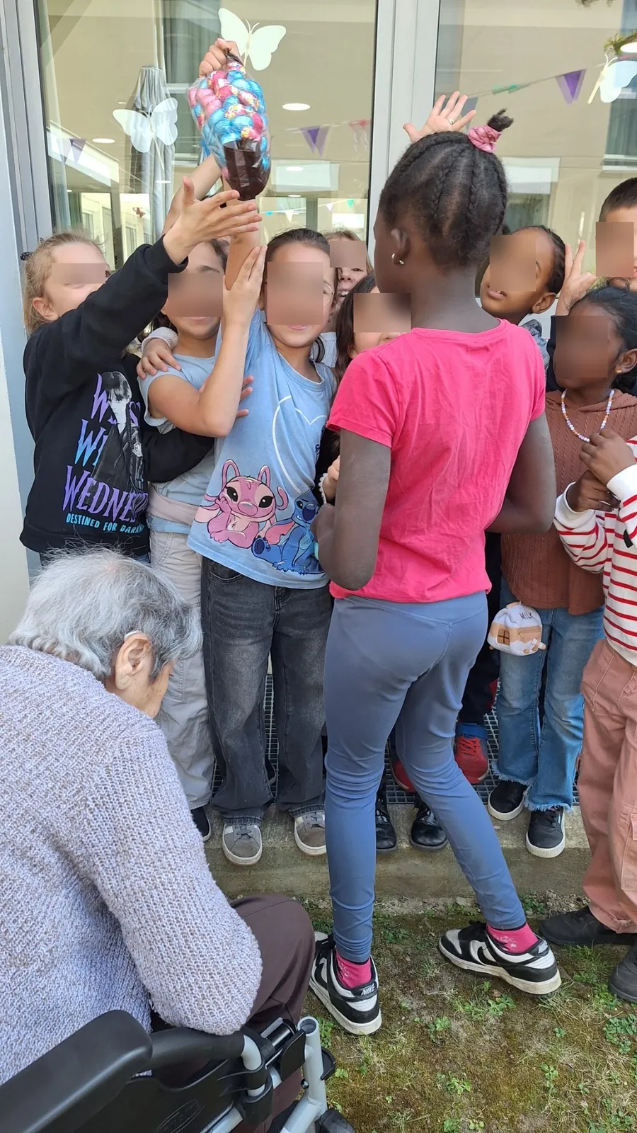 Chasse aux oeufs avec les élèves de l'école primaire
