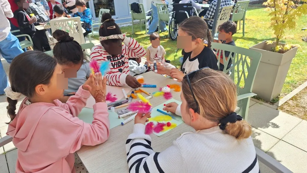 Chasse aux oeufs avec les élèves de l'école primaire