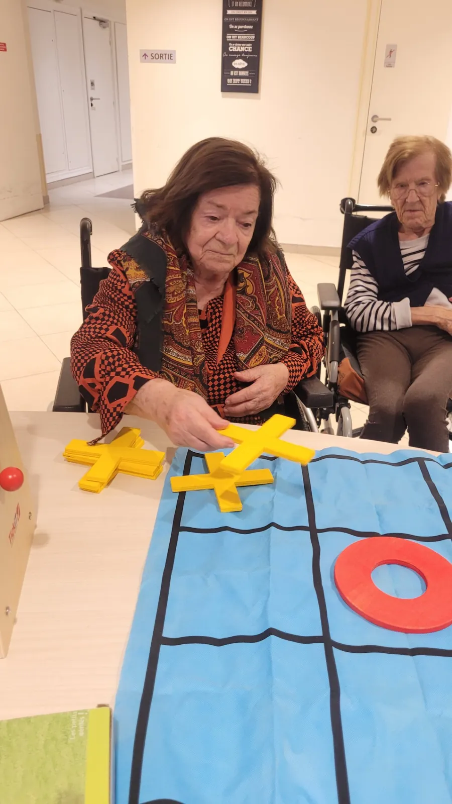 Atelier du jour : Jeux en grand format avec les résidents