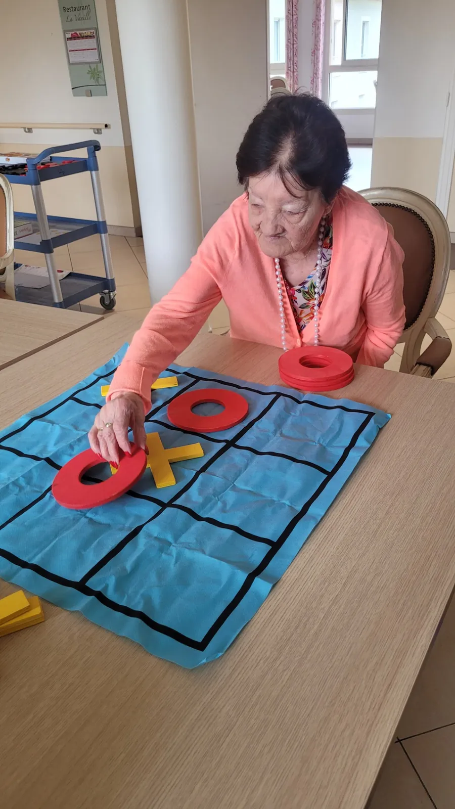 Atelier du jour : Jeux en grand format avec les résidents