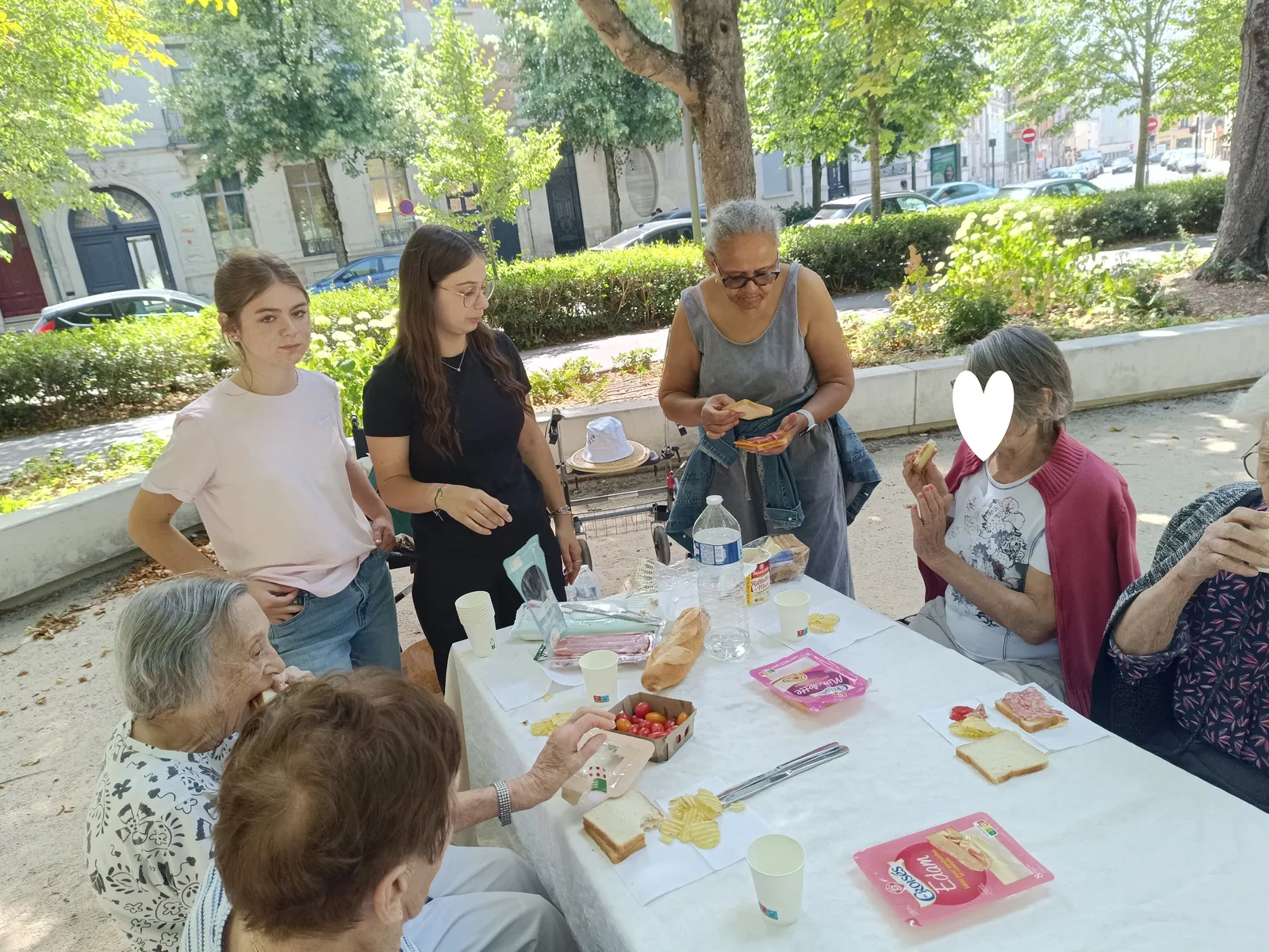 Les résidents de Tiers Temps Reims en pique-nique