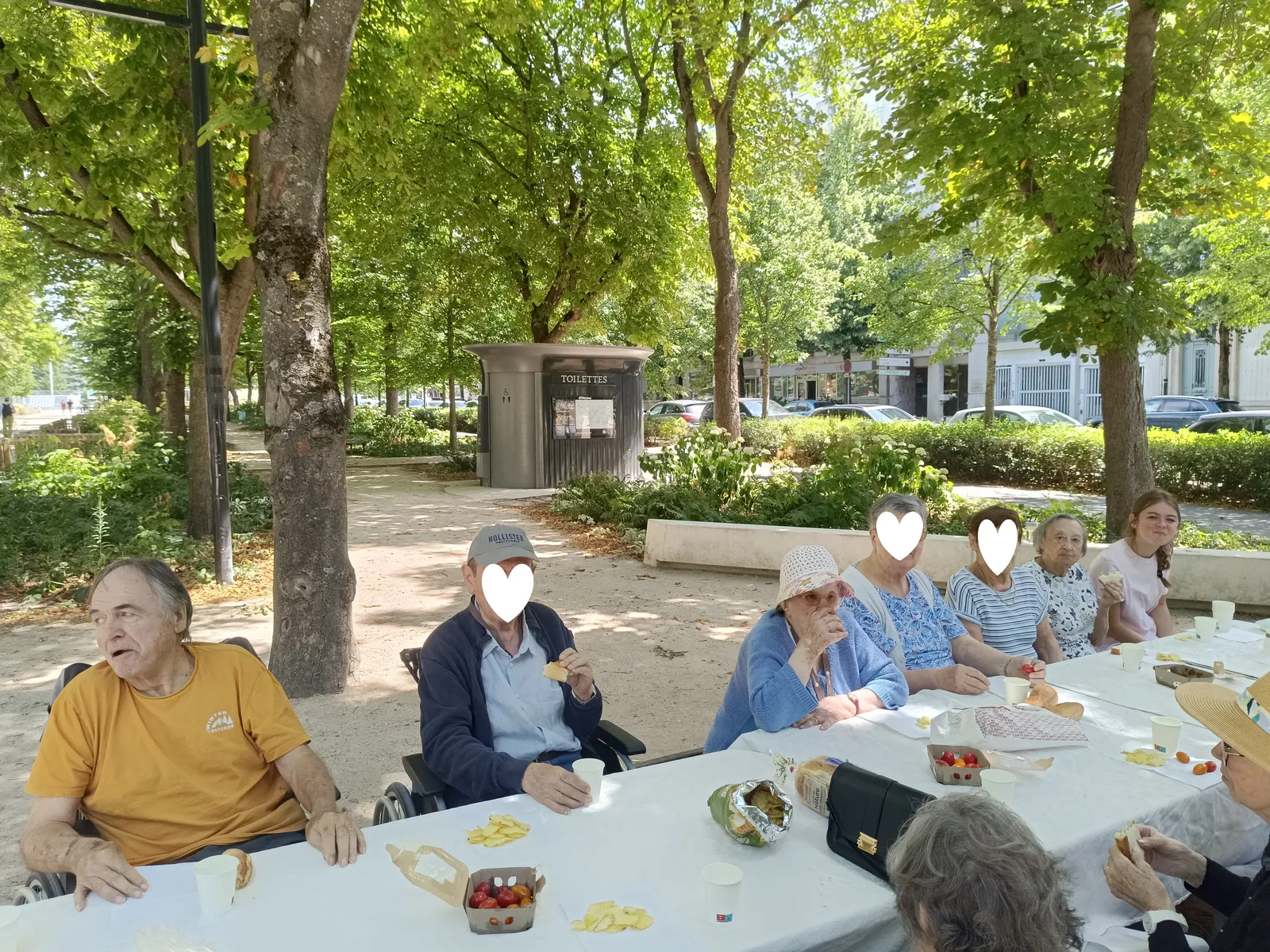 Les résidents de Tiers Temps Reims en pique-nique