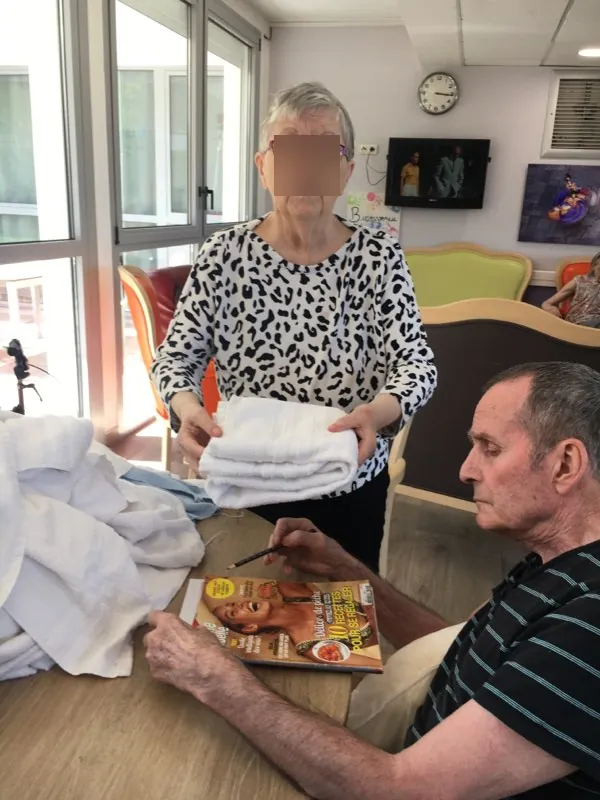 Le pliage de serviettes : une activité du quotidien valorisante et apaisante
