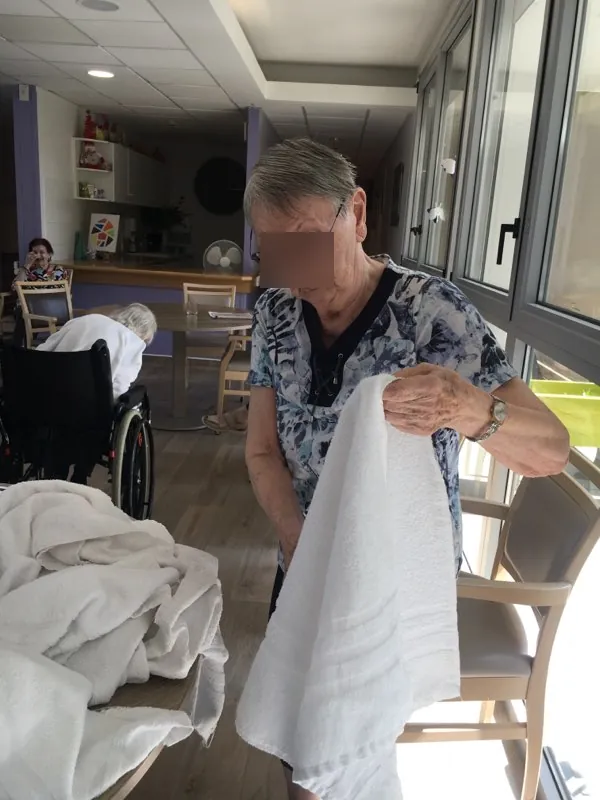 Le pliage de serviettes : une activité du quotidien valorisante et apaisante