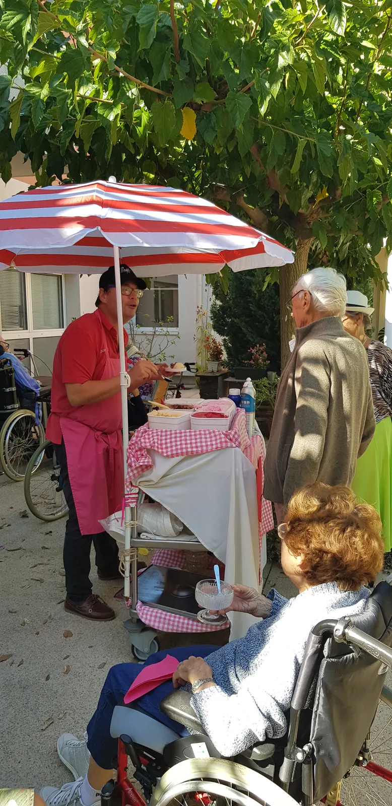  UN BAR A GLACE POUR FETER L' ETE INDIEN 