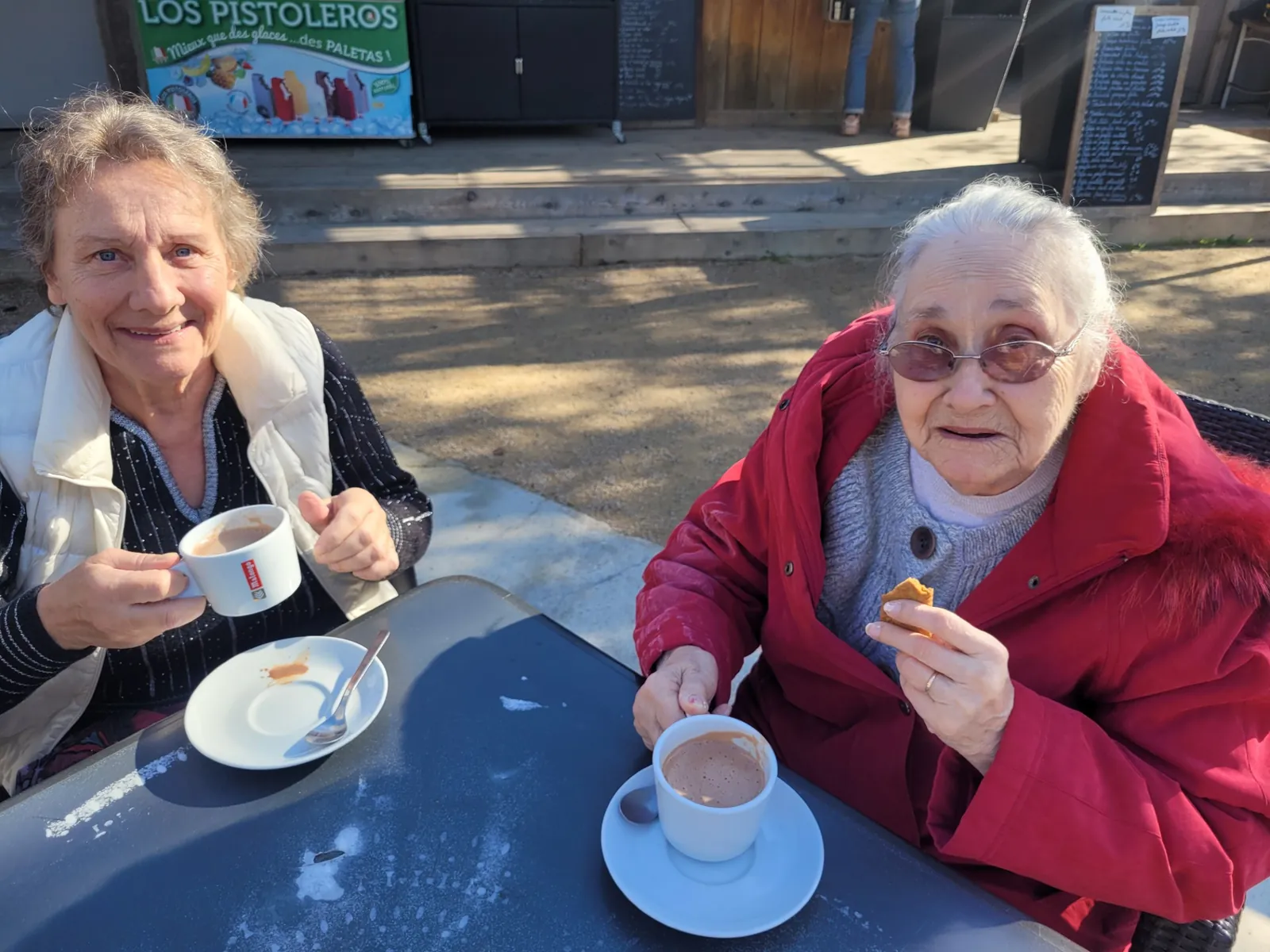 Café gourmand au bord de l'eau