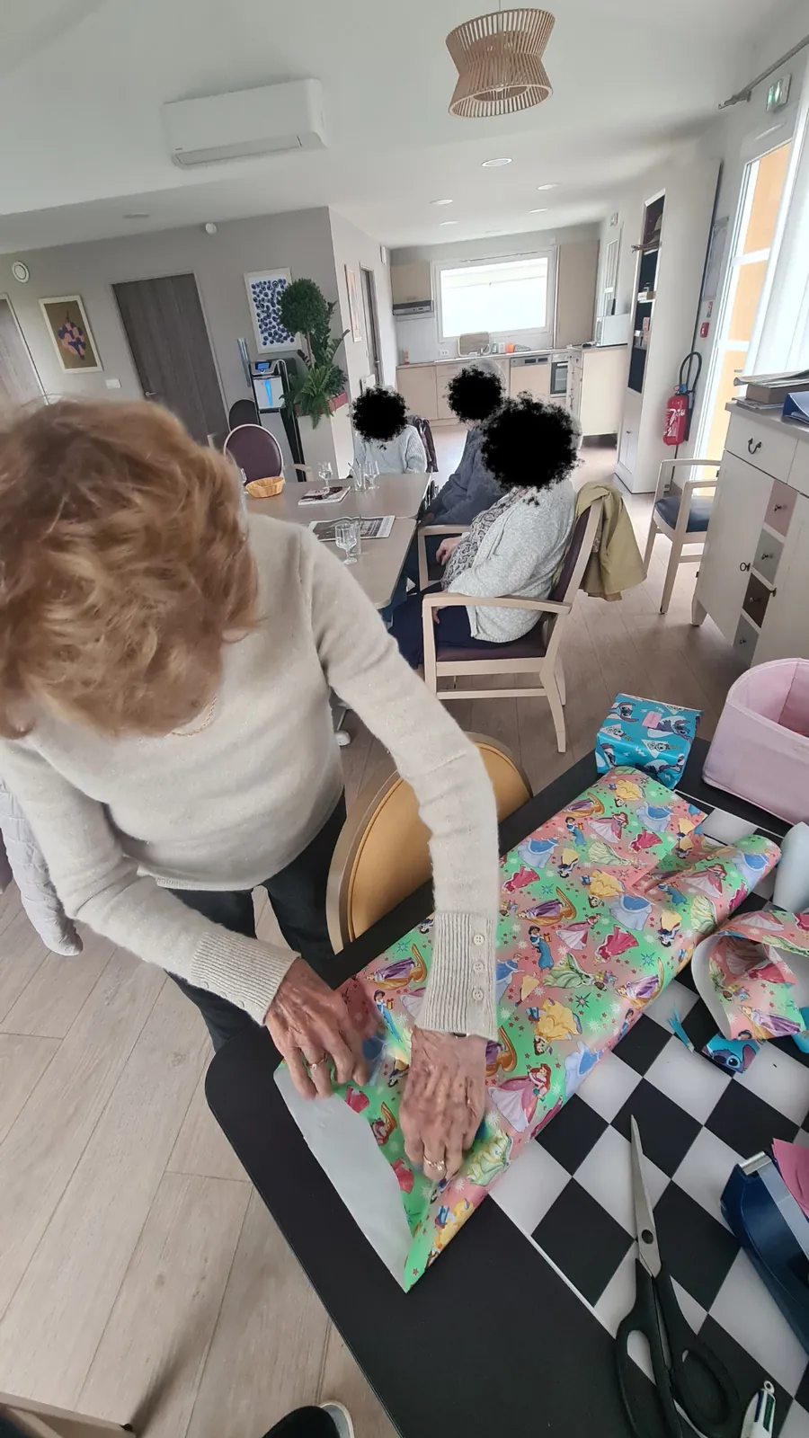 Préparation des cadeaux pour l’arbre de Noël