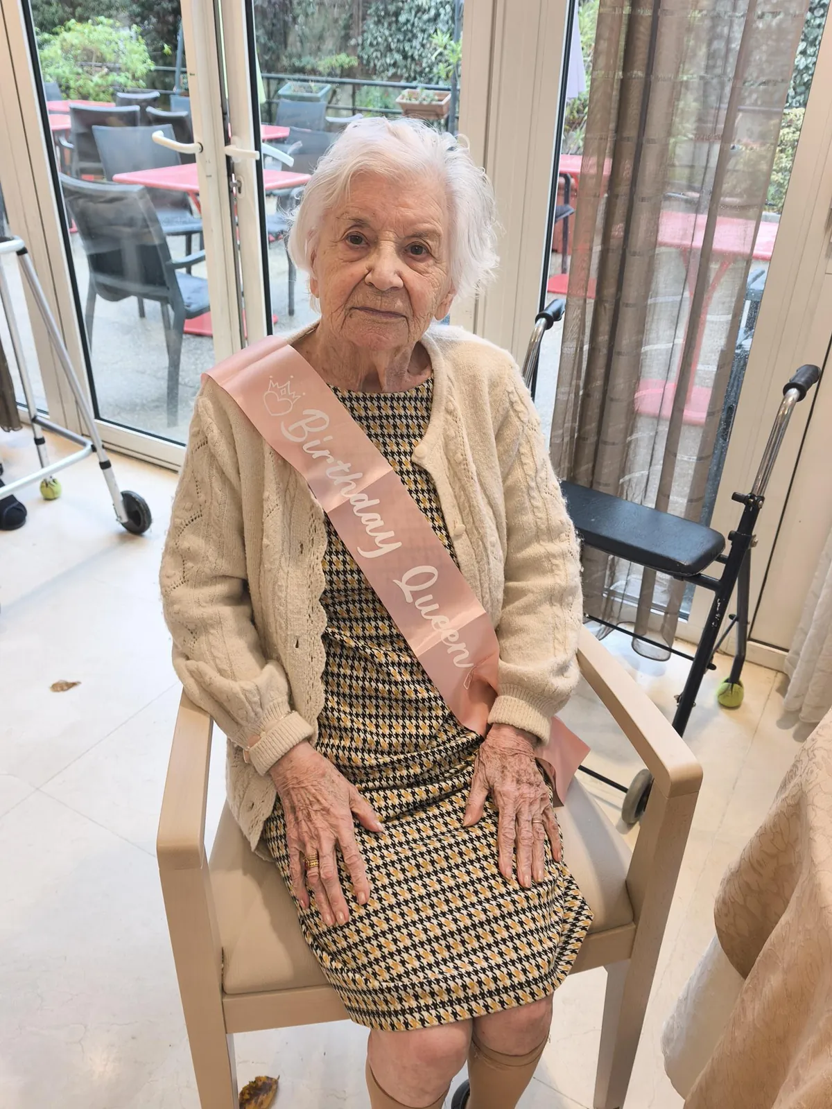Centième anniversaire d’une résidente en présence de l’adjointe au maire