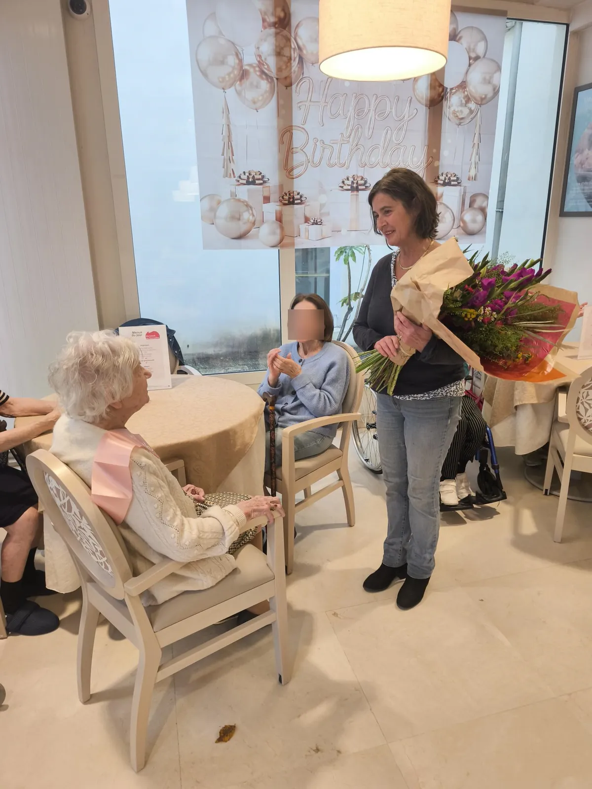 Centième anniversaire d’une résidente en présence de l’adjointe au maire