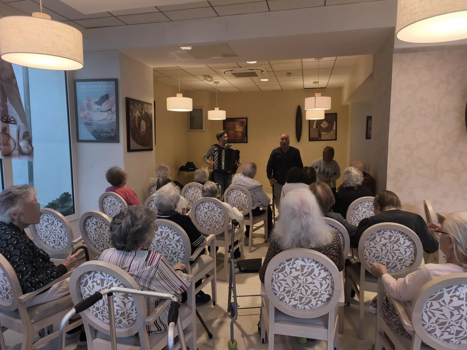 Centième anniversaire d’une résidente en présence de l’adjointe au maire