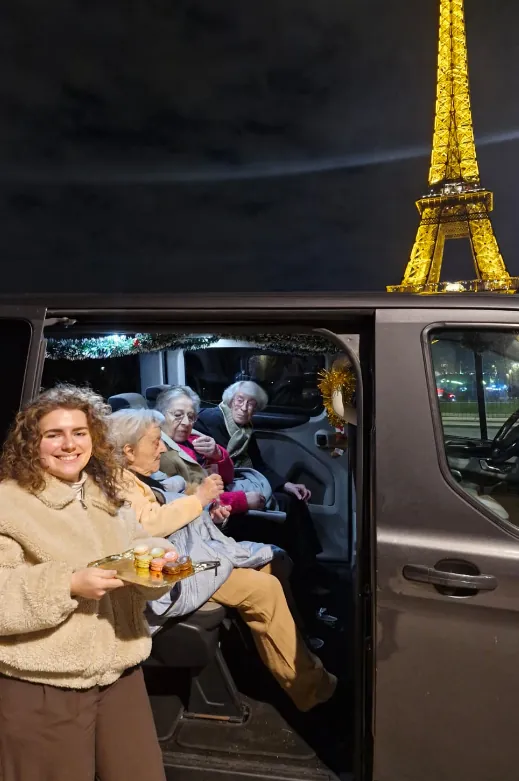Champagne et Macarons au pied de la Tour Eiffel !