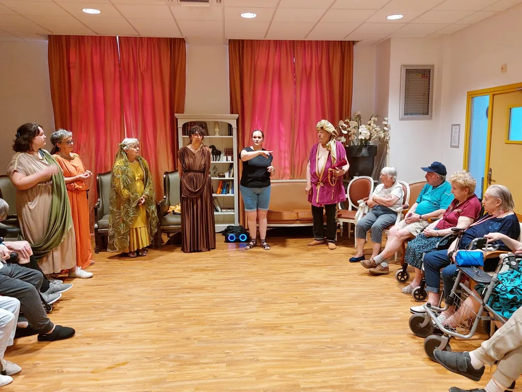 Les bénévoles d'Augustodunum font entrer le théâtre à Sainte Anne