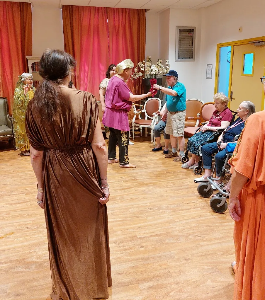 Les bénévoles d'Augustodunum font entrer le théâtre à Sainte Anne