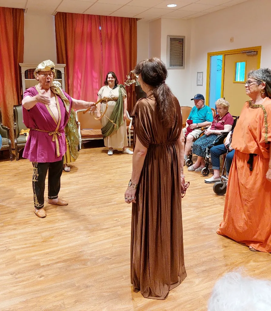 Les bénévoles d'Augustodunum font entrer le théâtre à Sainte Anne