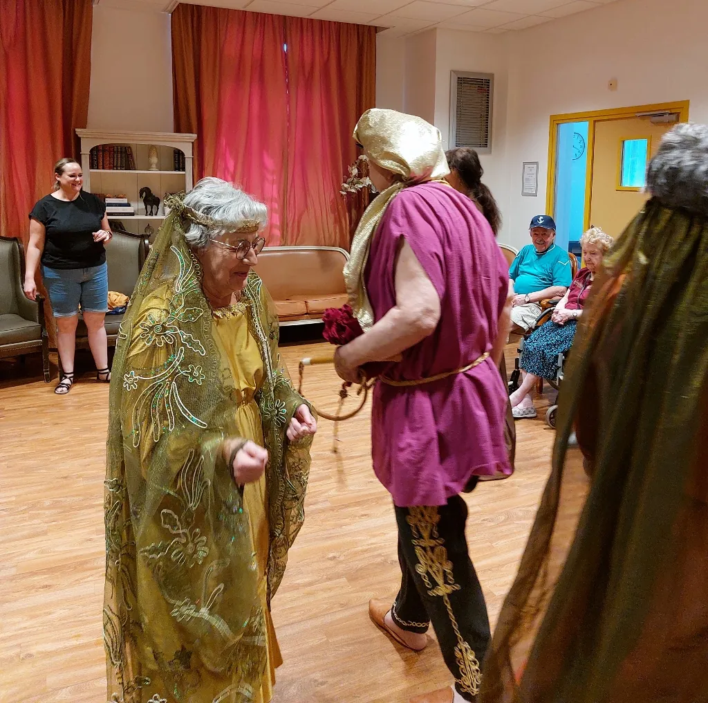 Les bénévoles d'Augustodunum font entrer le théâtre à Sainte Anne