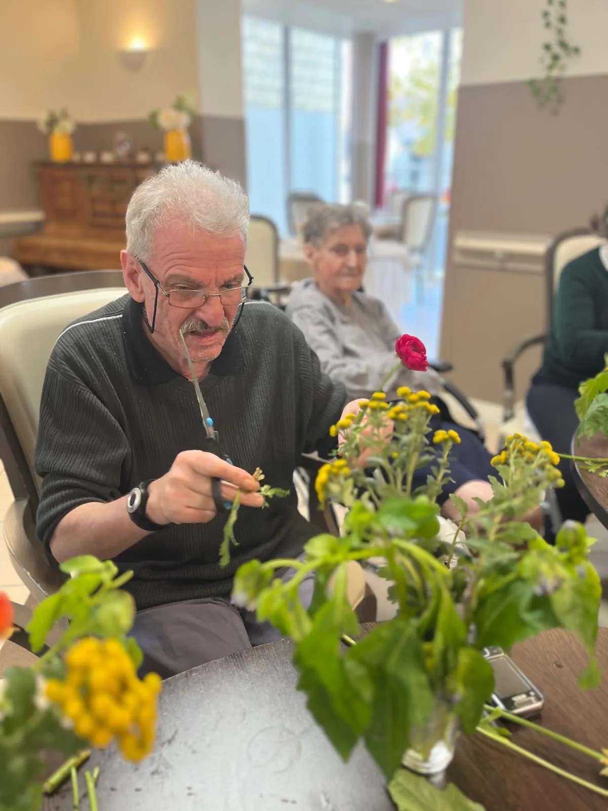 Un Éclat de Couleurs : Retour sur l'Atelier Floral de Nos Résidents