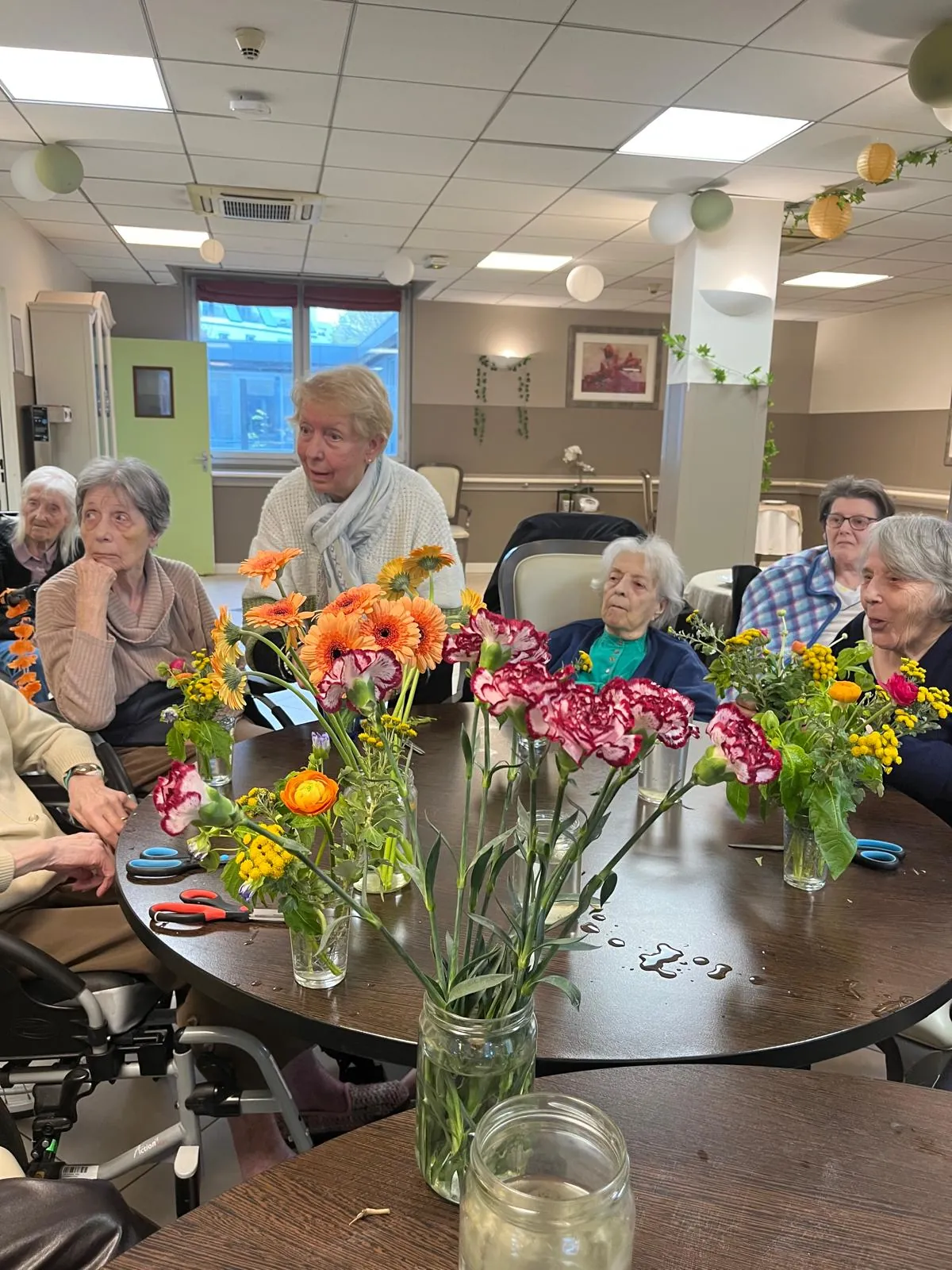 Un Éclat de Couleurs : Retour sur l'Atelier Floral de Nos Résidents