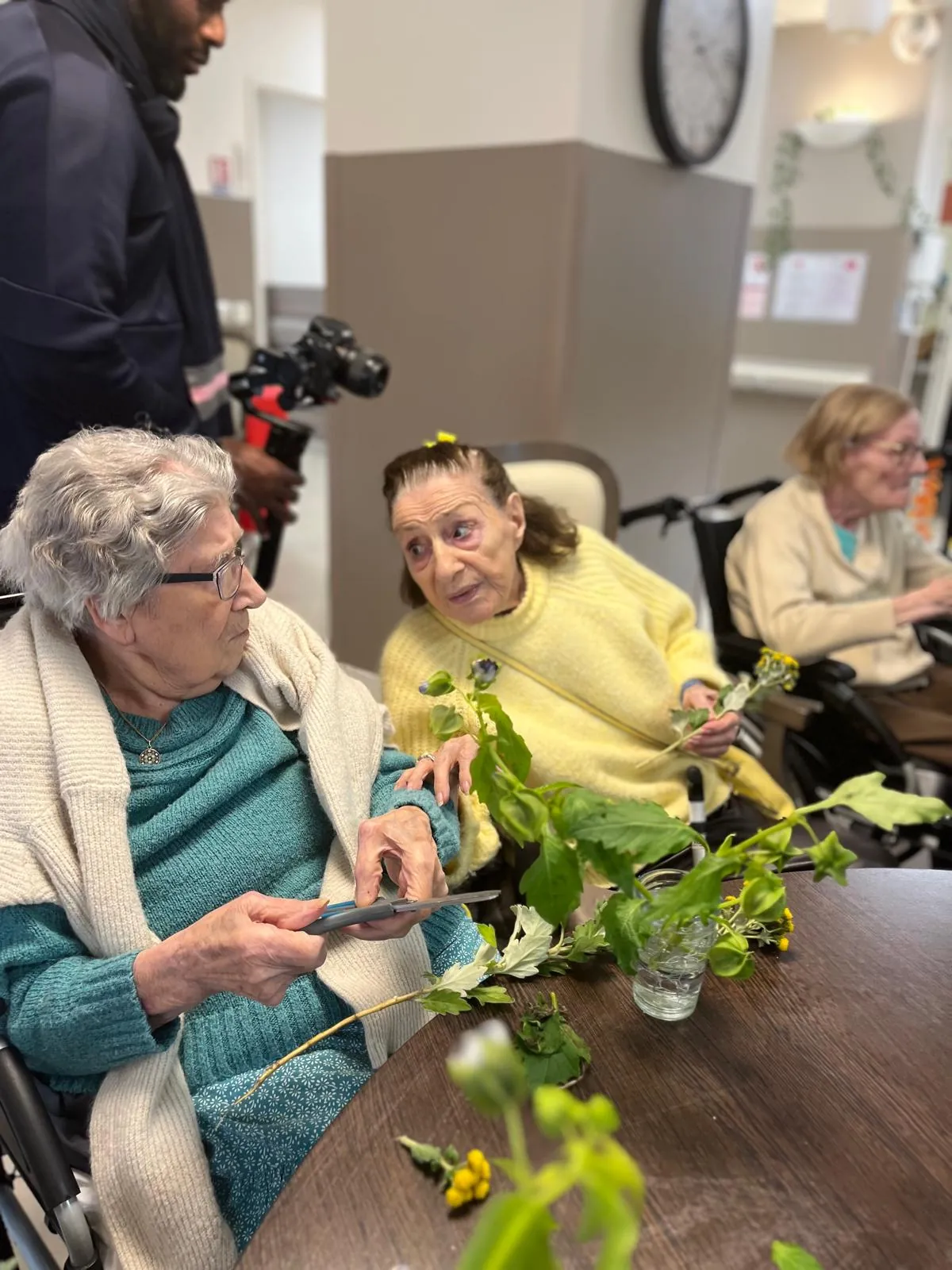 Un Éclat de Couleurs : Retour sur l'Atelier Floral de Nos Résidents