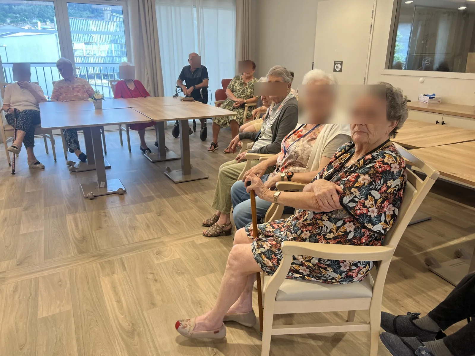 Rencontre intergénérationnelle en rose et en sourires 