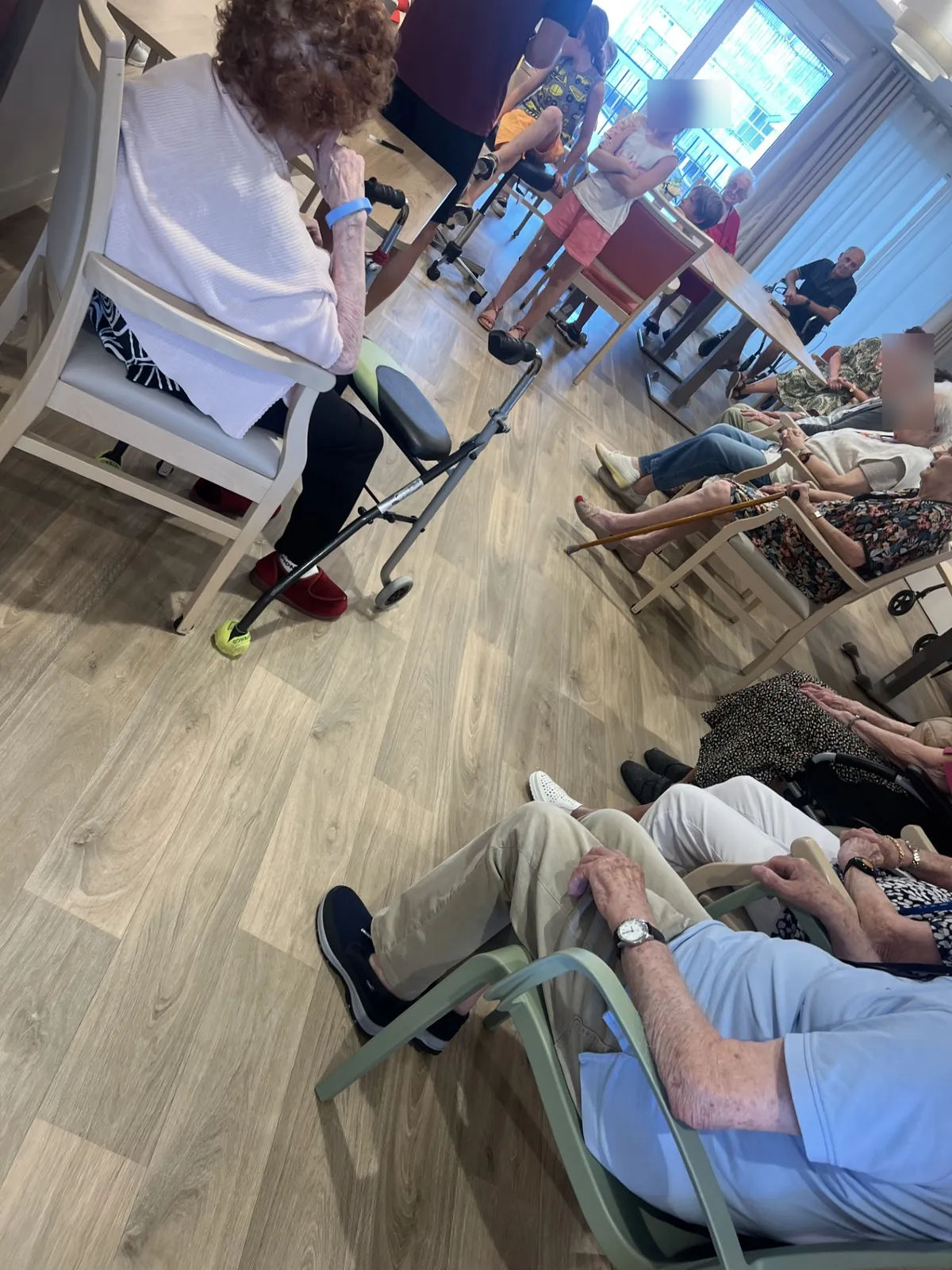 Rencontre intergénérationnelle en rose et en sourires 