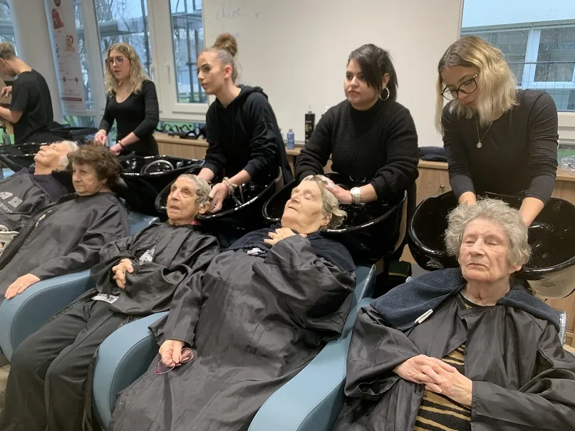 Préparation au concours de coiffure "Miss grand-mère en fête" !