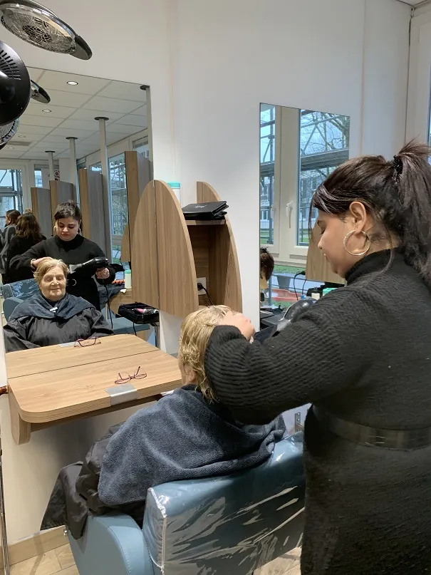 Préparation au concours de coiffure "Miss grand-mère en fête" !