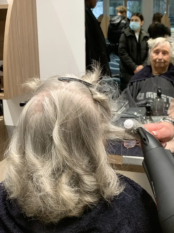 Préparation au concours de coiffure "Miss grand-mère en fête" !