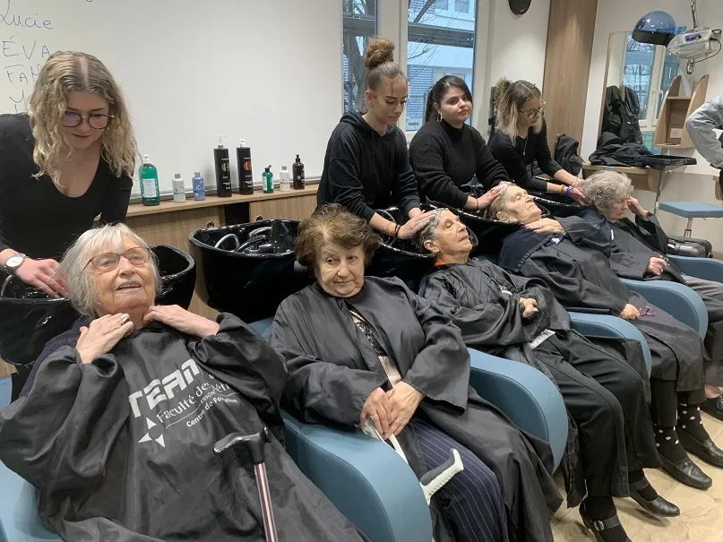 Préparation au concours de coiffure "Miss grand-mère en fête" !
