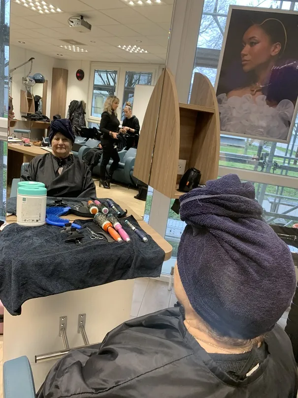 Préparation au concours de coiffure "Miss grand-mère en fête" !