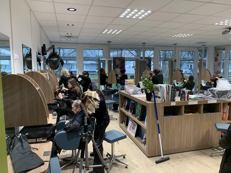 Préparation au concours de coiffure "Miss grand-mère en fête" !