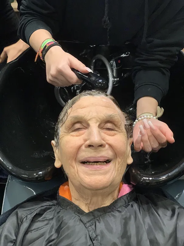Préparation au concours de coiffure "Miss grand-mère en fête" !