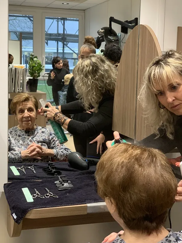 Préparation au concours de coiffure "Miss grand-mère en fête" !