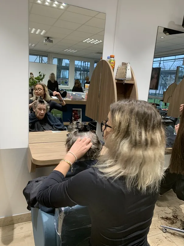 Préparation au concours de coiffure "Miss grand-mère en fête" !