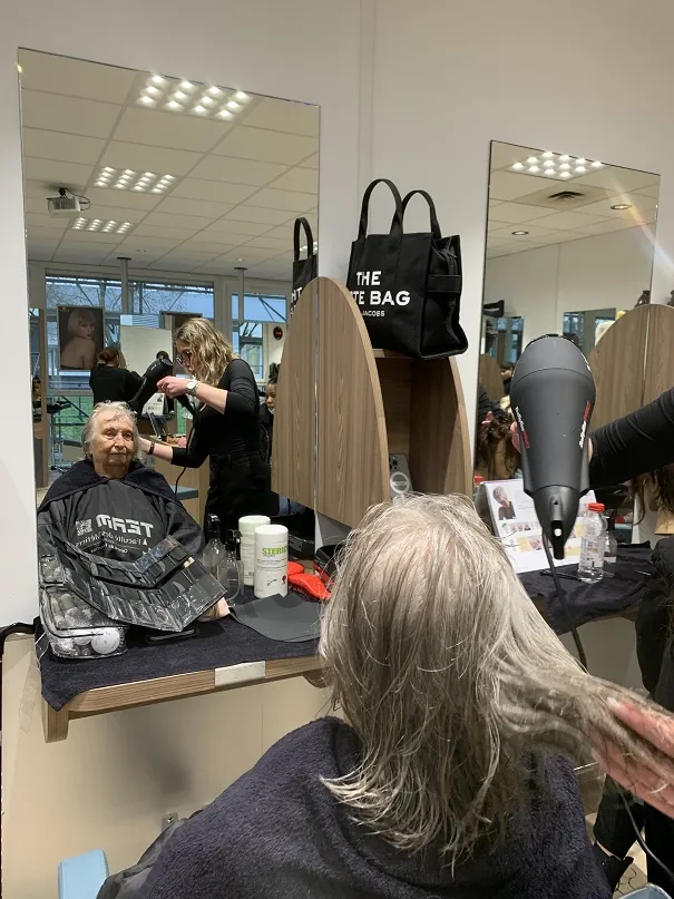 Préparation au concours de coiffure "Miss grand-mère en fête" !