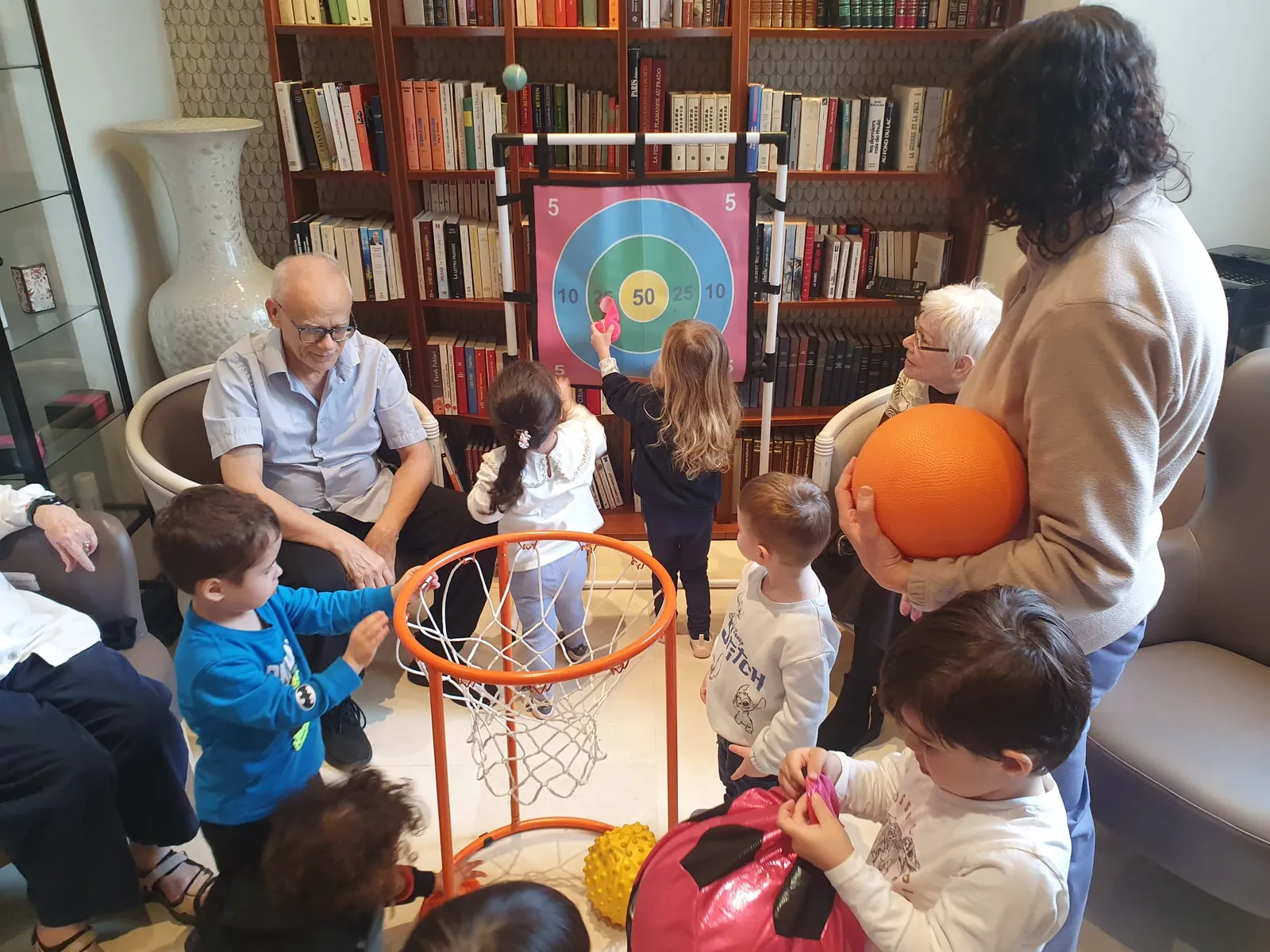 Rencontre intergénérationnelle avec les Petits Matelots,  une matinée pleine de joie à la résidence