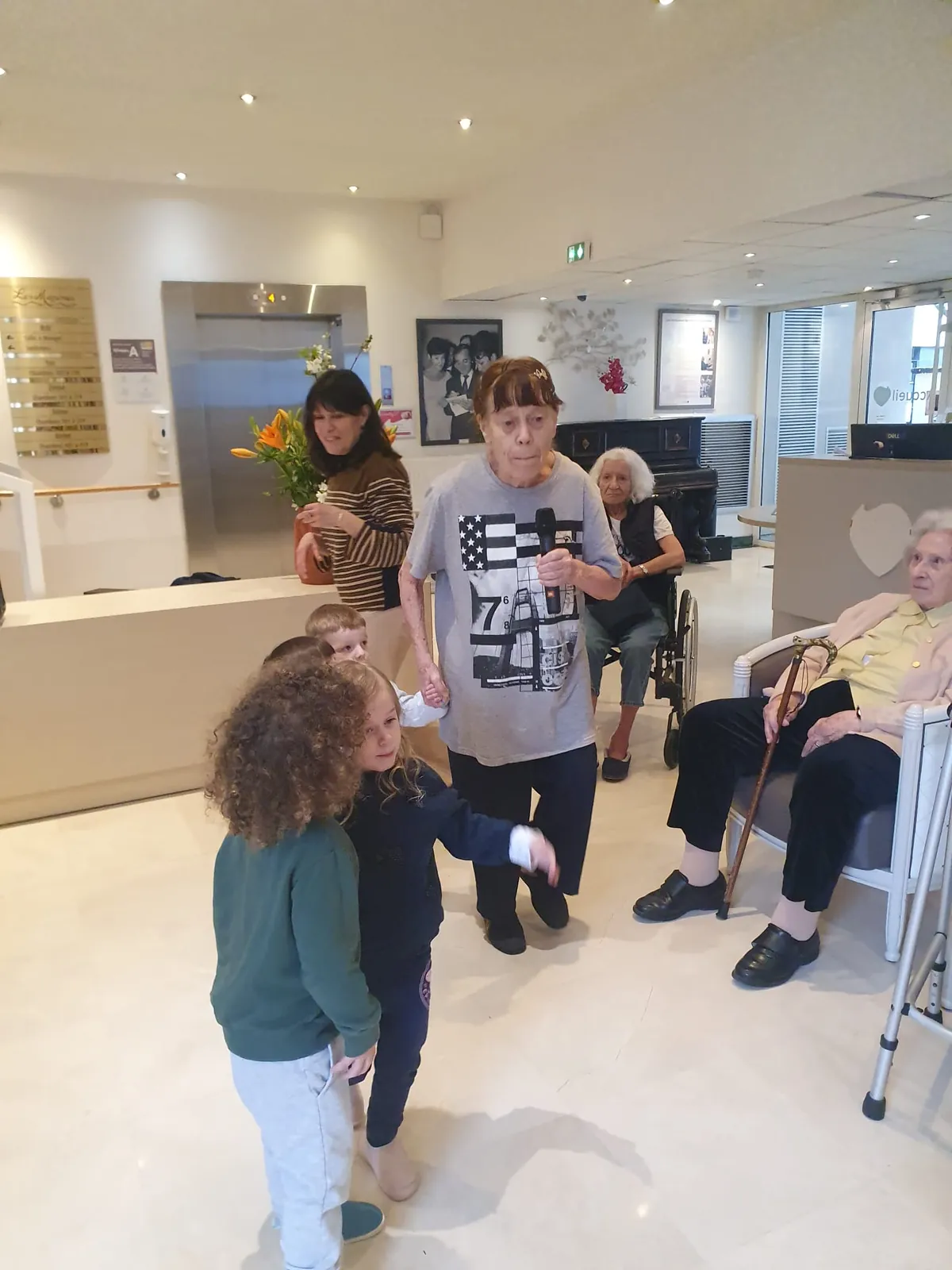 Rencontre intergénérationnelle avec les Petits Matelots,  une matinée pleine de joie à la résidence